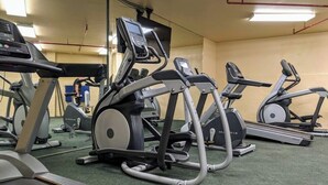 Ein Fitnessstudio mit Ergometer, Laufbändern und Trainingsgeräten.