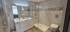 Douche, serviettes fournies, savon, papier de toilette