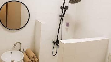 Habitación doble Confort, vista al río | Baño | Toallas, jabón, shampoo, papel de baño