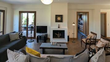 Smart TV, fireplace