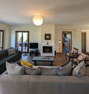 Smart TV y chimenea 