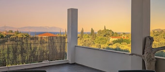 Spacious 4-Bedroom Villa with Garden - Family-Friendly, Near Akrata Beach