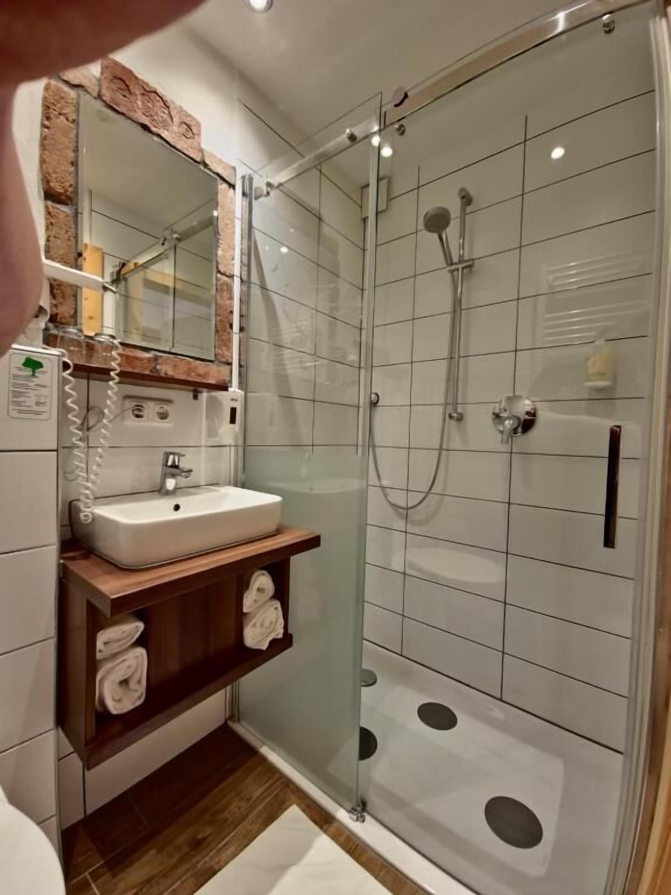 Standard Double Room, Garden View | Bathroom