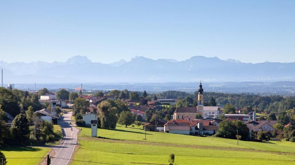 En by med en markant kirke, en hovedvej og grønne omgivelser.