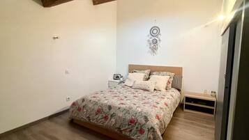 2 slaapkamers, een bureau, een strijkplank/strijkijzer, gratis wifi