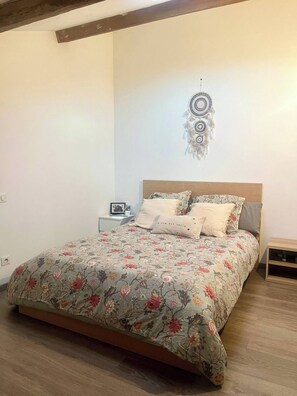 2 habitaciones, escritorio, tabla de planchar con plancha y wifi gratis 