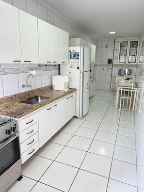 Apartment | Private kitchen - Pé Na Areia Praia da Ocean III (Praia Grande)