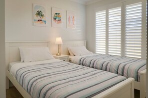 3 slaapkamers, een bureau, een strijkplank/strijkijzer, reisbedje