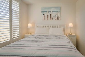 3 Schlafzimmer, Schreibtisch, Bügeleisen/Bügelbrett, Reisekinderbett