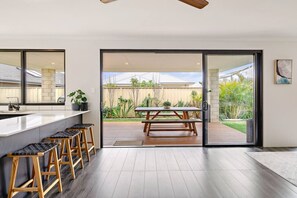 Outdoor dining - Mainbreak Dunsborough – Stylish Coastal Retreat (Dunsborough)