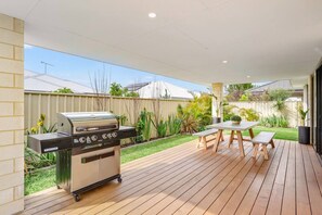 Outdoor dining - Mainbreak Dunsborough – Stylish Coastal Retreat (Dunsborough)