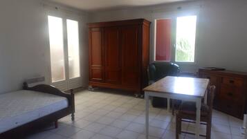 1 chambre, fer et planche à repasser, Wi-Fi, draps fournis