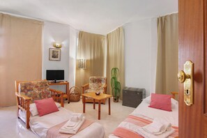 1 habitación, tabla de planchar con plancha, wifi gratis y ropa de cama