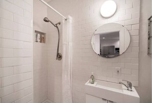 Hair dryer, towels, soap - Amazing Austin Gataway 6BR4BA: HotTub •Billiards •Patio •Chef Kitchen (Austin)