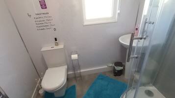 Chalet | Bathroom | Shower, hair dryer