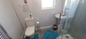 Chalet | Bathroom | Shower, hair dryer - 3 Bed Chalet - Sleeps 6 - Parking - Garden - Wifi (Great Yarmouth)