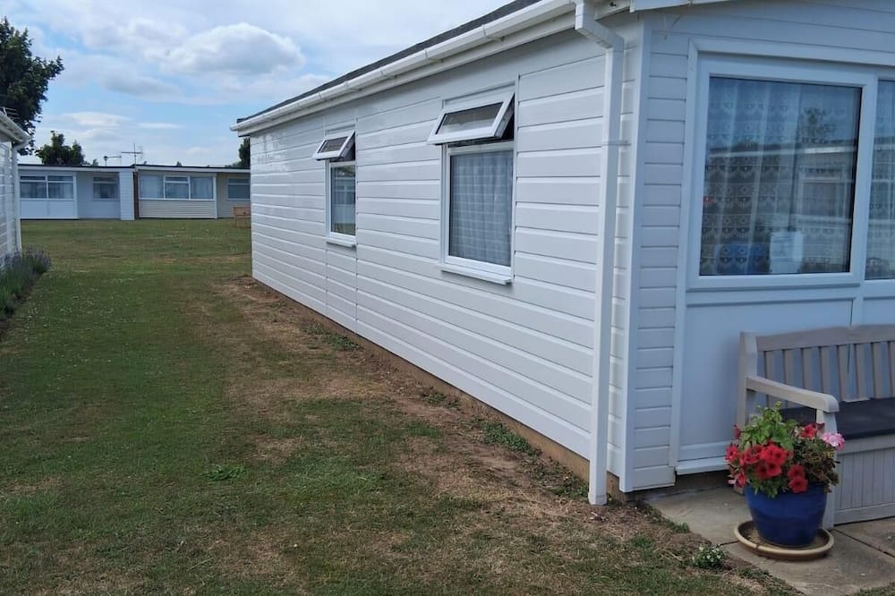 3 Bed Chalet - Sleeps 6 - Parking - Garden - Wifi - Hemsby
