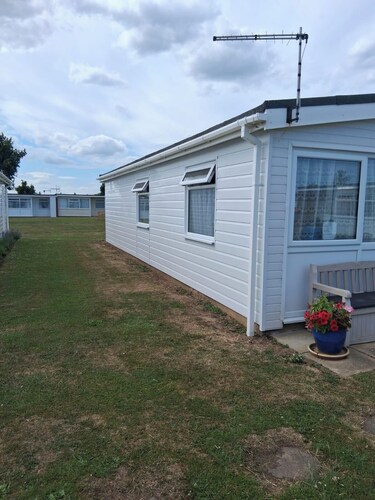 3 Bed Chalet - Sleeps 6 - Parking - Garden - Wifi