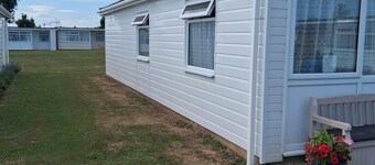 3 Bed Chalet - Sleeps 6 - Parking - Garden - Wifi