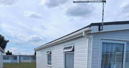 3 Bed Chalet - Sleeps 6 - Parking - Garden - Wifi