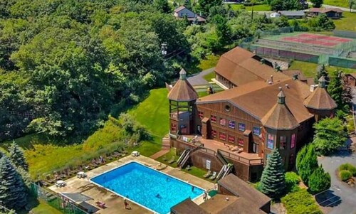 Paradise rediscovered 3-bedroom chalet in amenities rich lake community