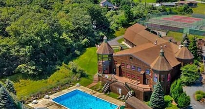 Paradise rediscovered 3-bedroom chalet in amenities rich lake community