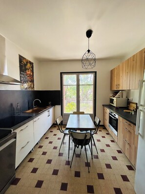 Kühlschrank, Mikrowelle, Ofen, Herdplatte