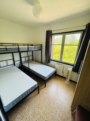 4 Schlafzimmer, Bügeleisen/Bügelbrett