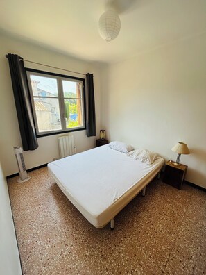 4 habitaciones y tabla de planchar con plancha 