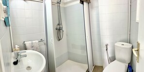 Shower, hair dryer, towels, soap - Cosy flat 200m from the beach (Tamariu)