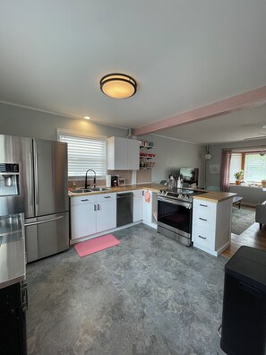 Microwave, oven, stovetop, dishwasher - The Violet Villa - Cozy 2 bedroom Benson cutie (Omaha)