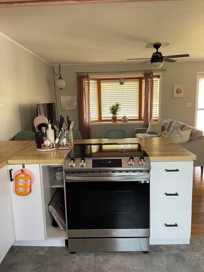 Microwave, oven, stovetop, dishwasher - The Violet Villa - Cozy 2 bedroom Benson cutie (Omaha)