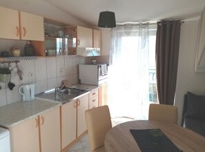 Frigorifero, microonde, forno, piano cottura