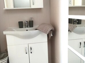 Douche, sĂšche-cheveux, serviettes fournies
