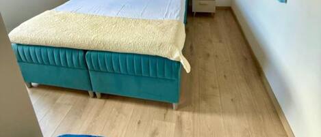 2 عدّة غرف نوم وخدمة الإنترنت وملاءات أسرّة