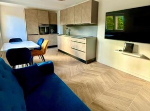 TV - Two-Bedroom Apartment With Terrace (Drace)