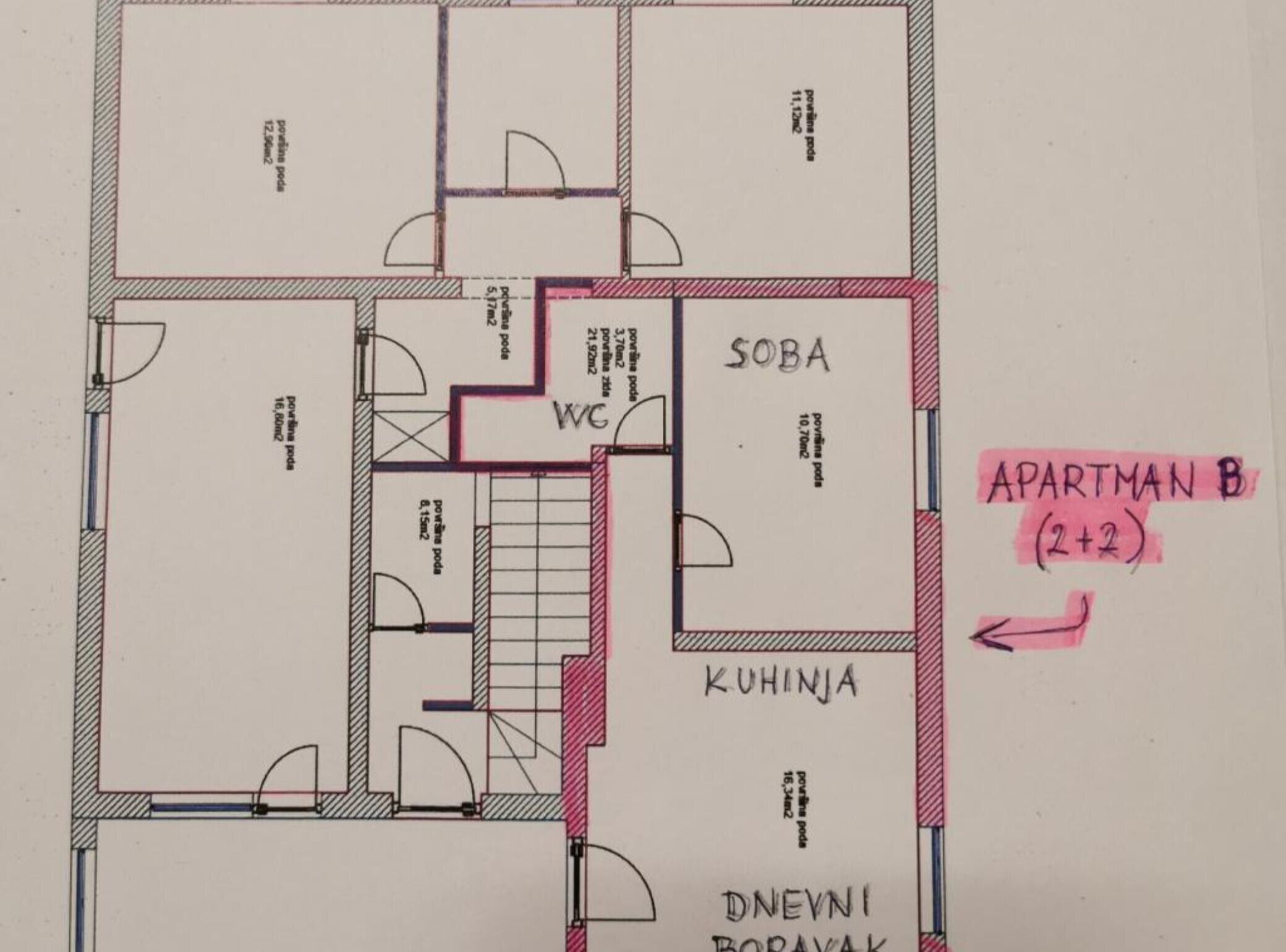 Plan d’étage d’un appartement avec les pièces suivantes indiquées : chambre, toilettes, cuisine et salon.