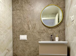 Douche, sèche-cheveux, serviettes fournies