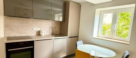 Frigorifero, forno, piano cottura, lavastoviglie