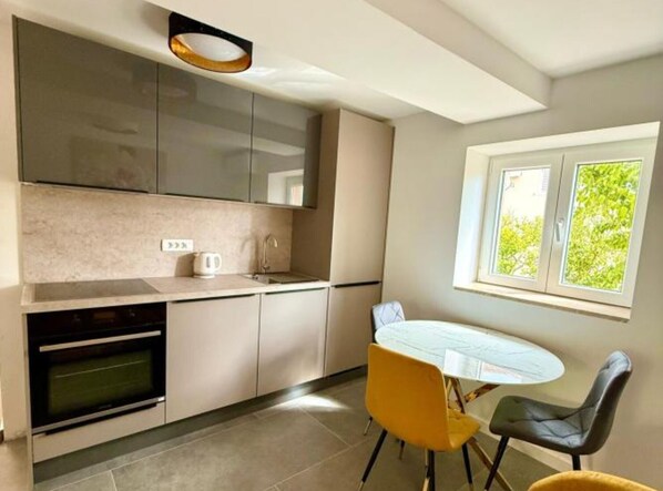 Fridge, oven, stovetop, dishwasher