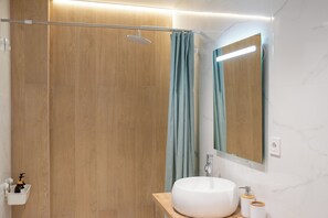 Dusche, Haartrockner, Handtücher, Seife
