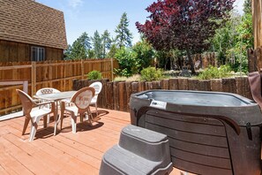 Outdoor spa tub - Cabin in the Pines (Big Bear Lake)