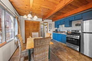 Private kitchen - Cabin in the Pines (Big Bear Lake)