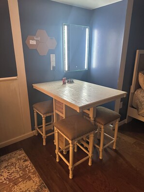 Dining - Coastal Swan 2.0
Charming waterfront 2-Queen studio in peaceful Swansboro. (Swansboro)