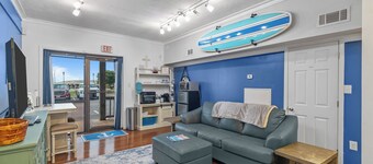 Coastal Swan 2.0
Charming waterfront king Boutique studio in peaceful Swansboro.