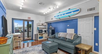 Coastal Swan 2.0
Charming waterfront king Boutique studio in peaceful Swansboro.