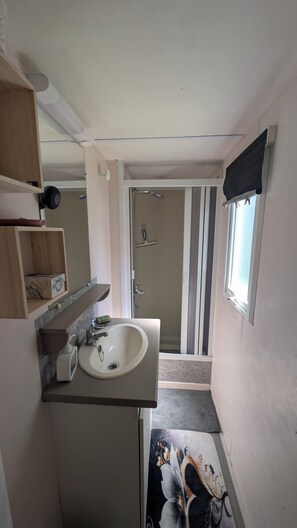 Shower, hair dryer, towels, soap - Mobile home close to beaches with wellness room. (Ambon)