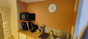 Fridge, microwave, oven, coffee/tea maker