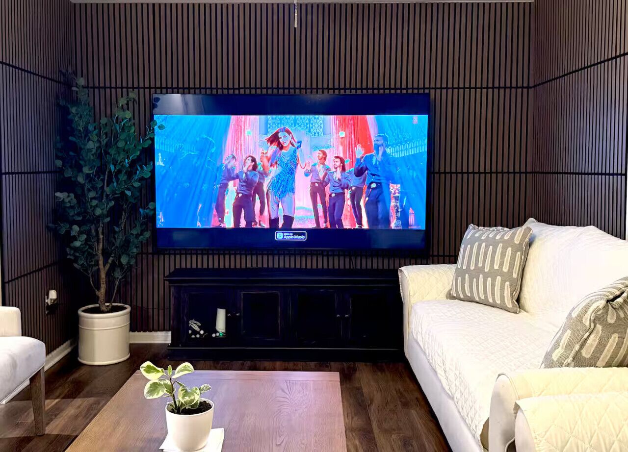 Een televisie en een stereo