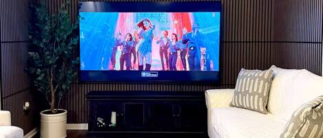 Een televisie en een stereo